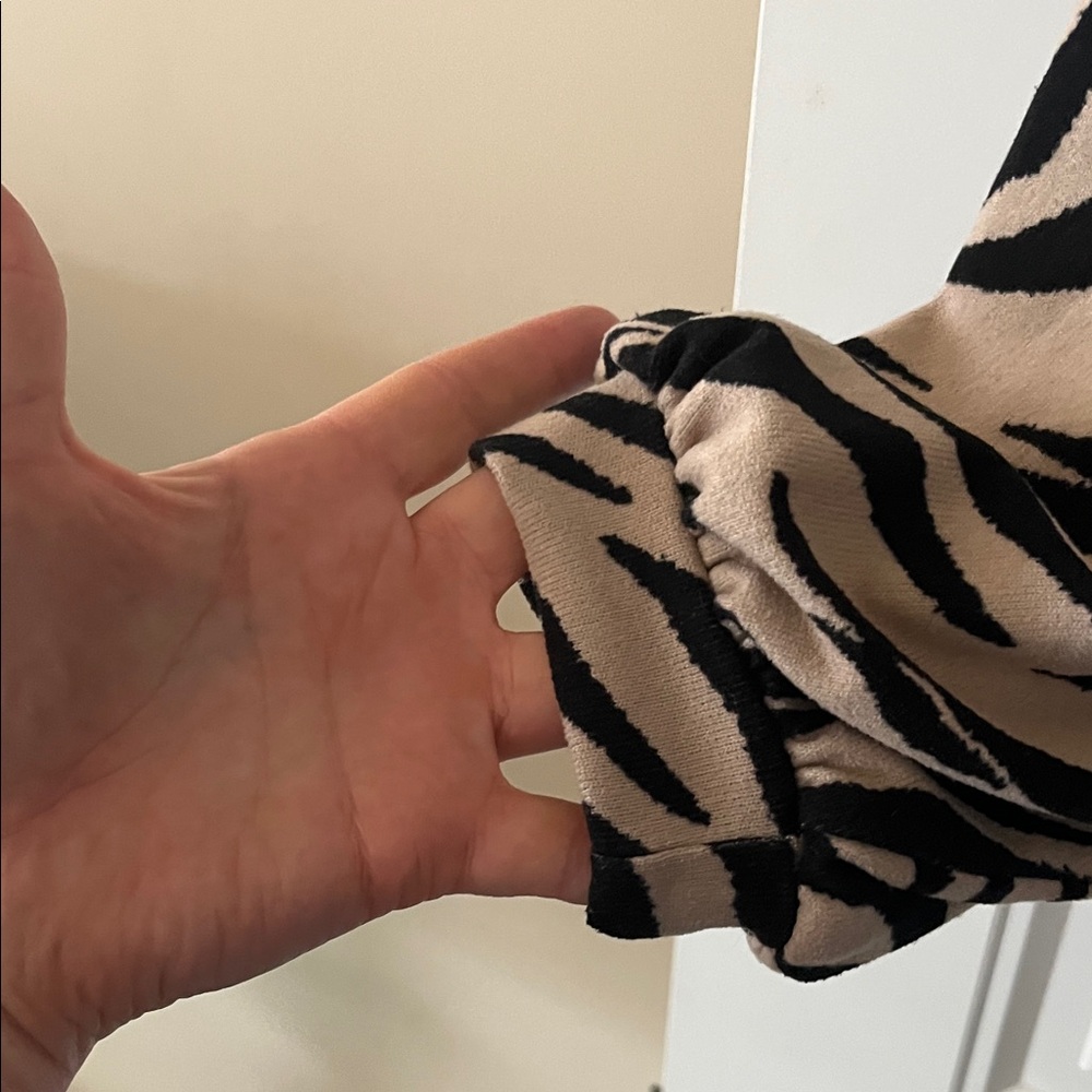 Zebra Print XL Long Sleeve Top - Picture 5 of 5